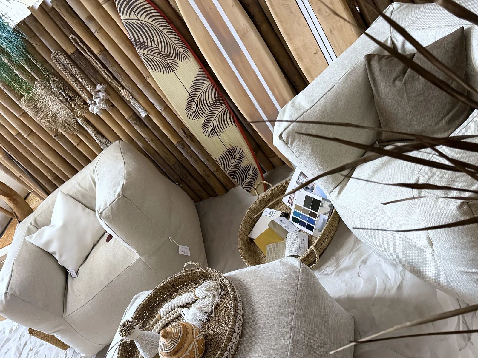 Stalenwaaier en kleurkaarten in een geweven mand naast de loungekussens bij CoCo homeliving