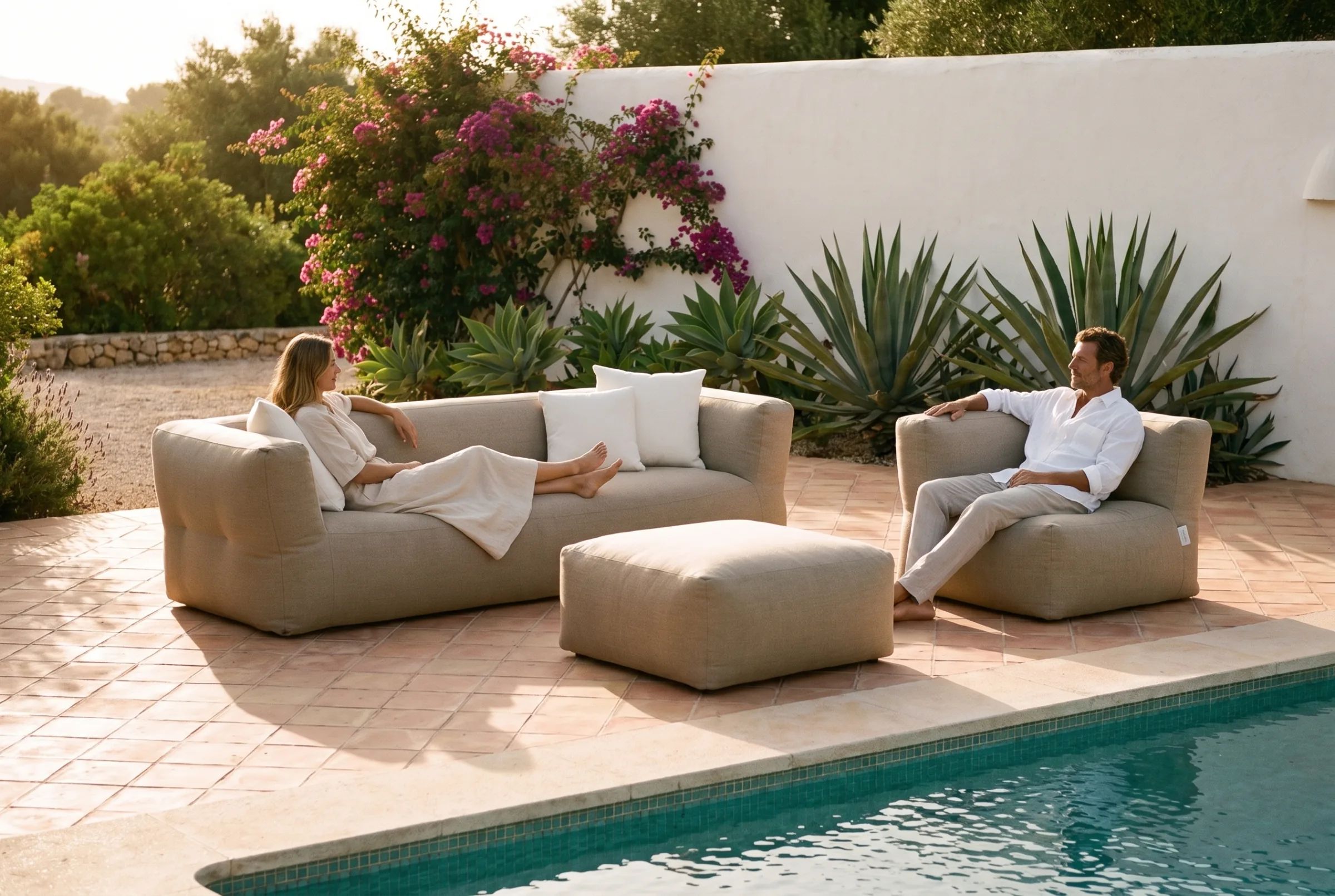 NOMAD loungebank, fauteuil en poef in de stof Copacobana 141 Beige aan een zwembad