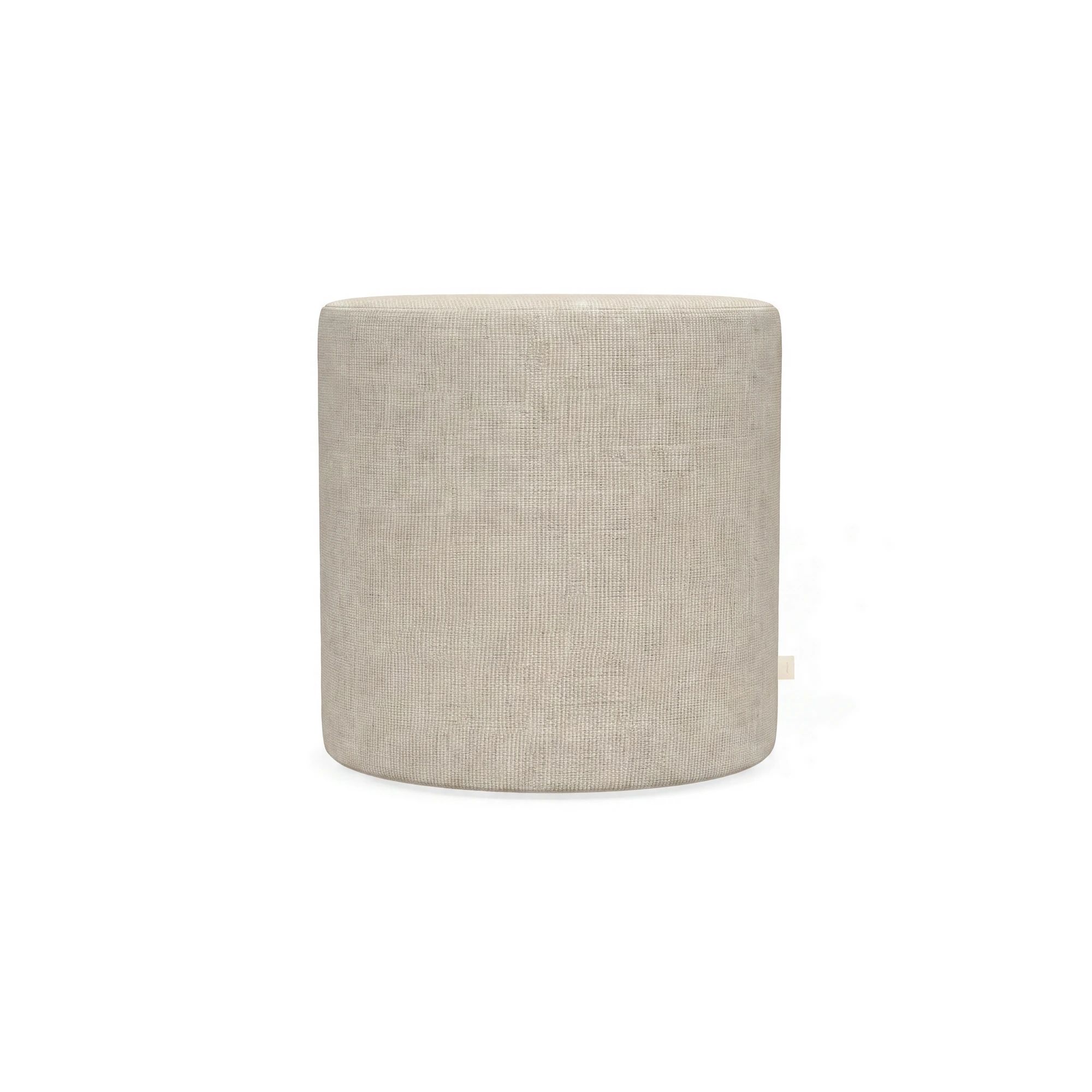 Ronde buitenpoef bekleed met Copacobana Beige, gefotografeerd op wit