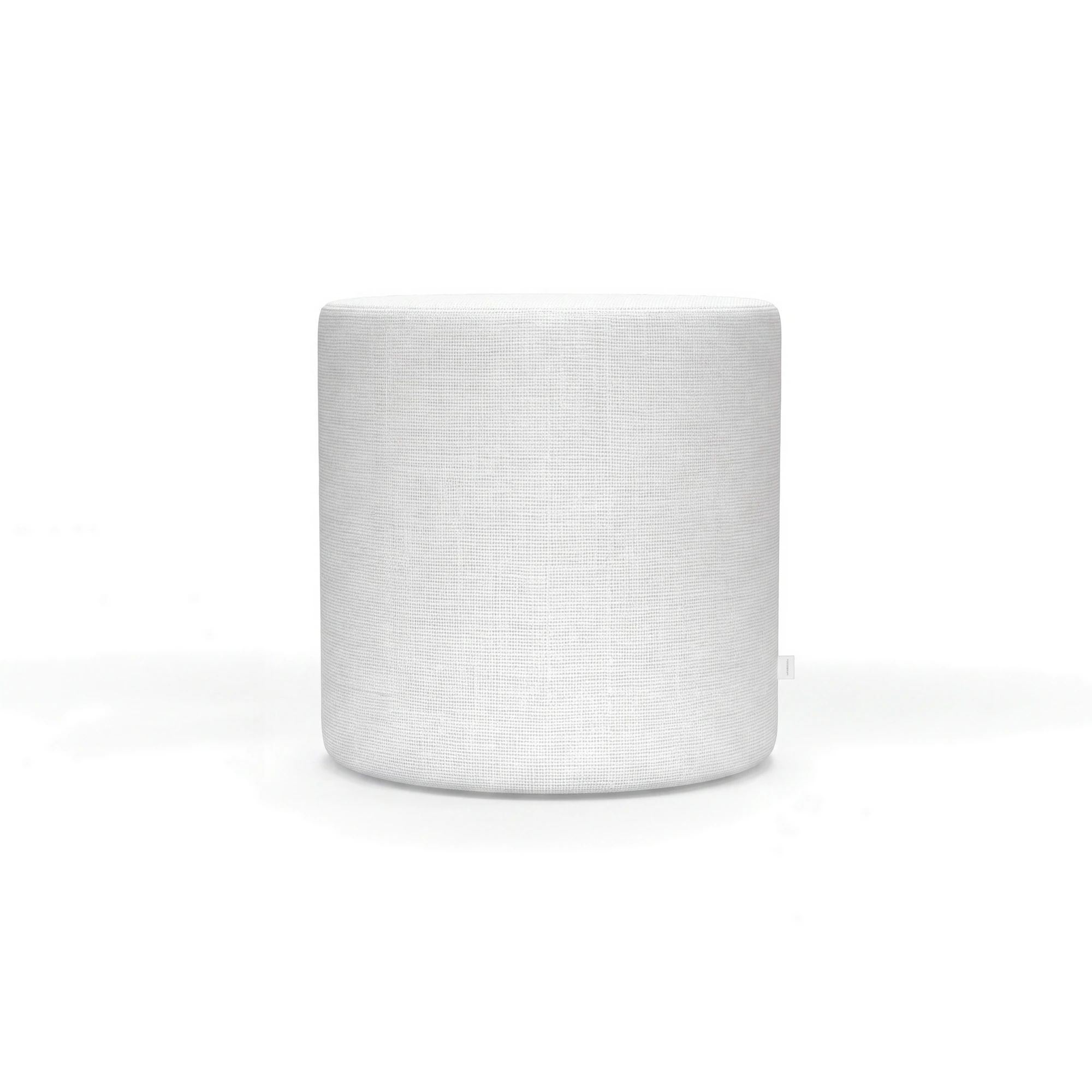 Ronde buitenpoef bekleed met Kapalua Linen, gefotografeerd op wit