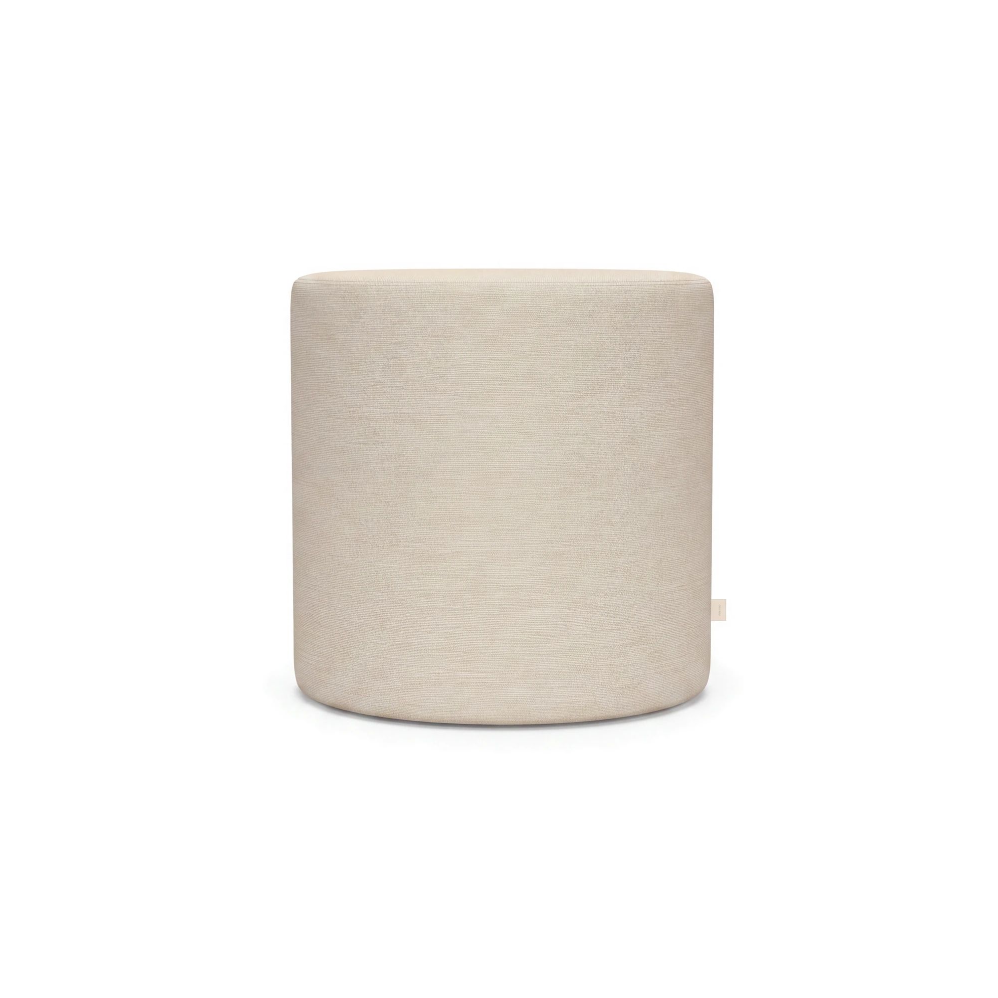 Ronde buitenpoef bekleed met Southend Beige, gefotografeerd op wit