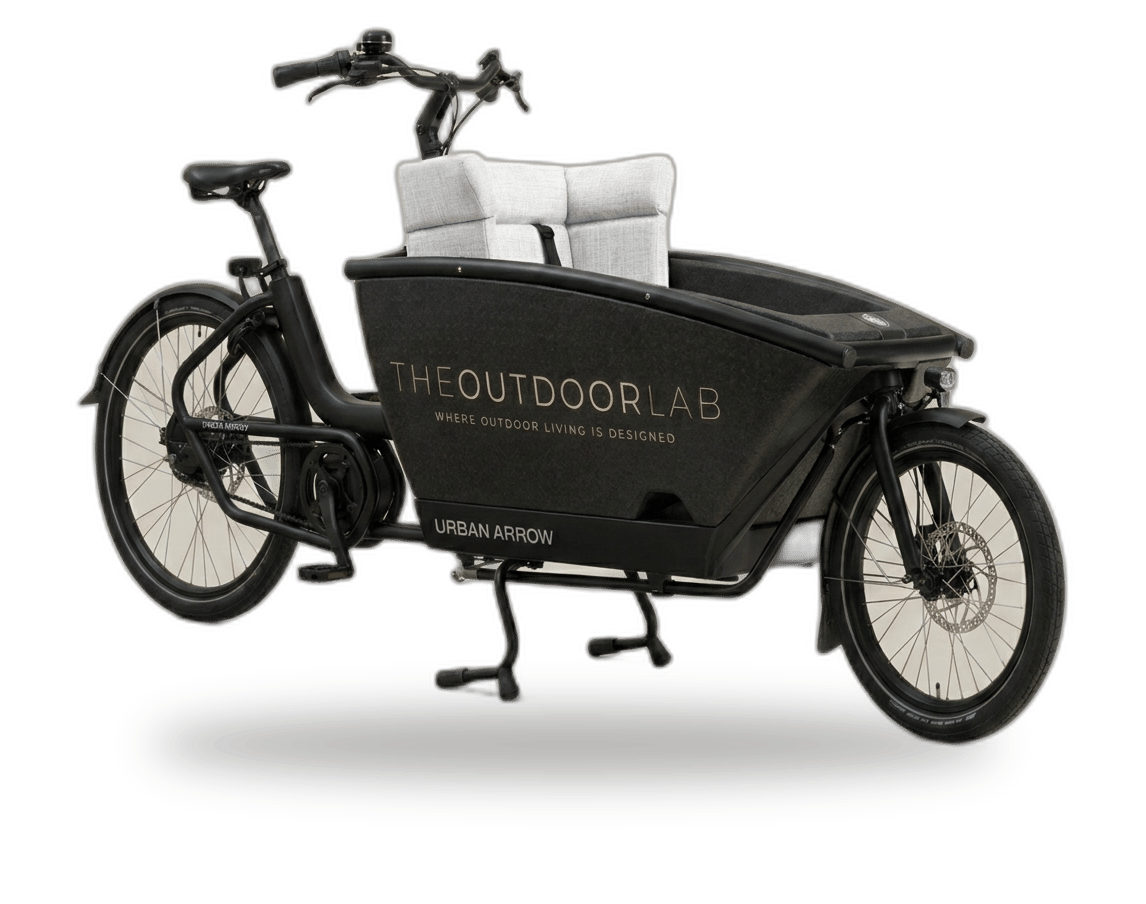 Volledige Urban Arrow bakfiets met ons linnen bakfietskussen en het The Outdoor Lab logo op de bak