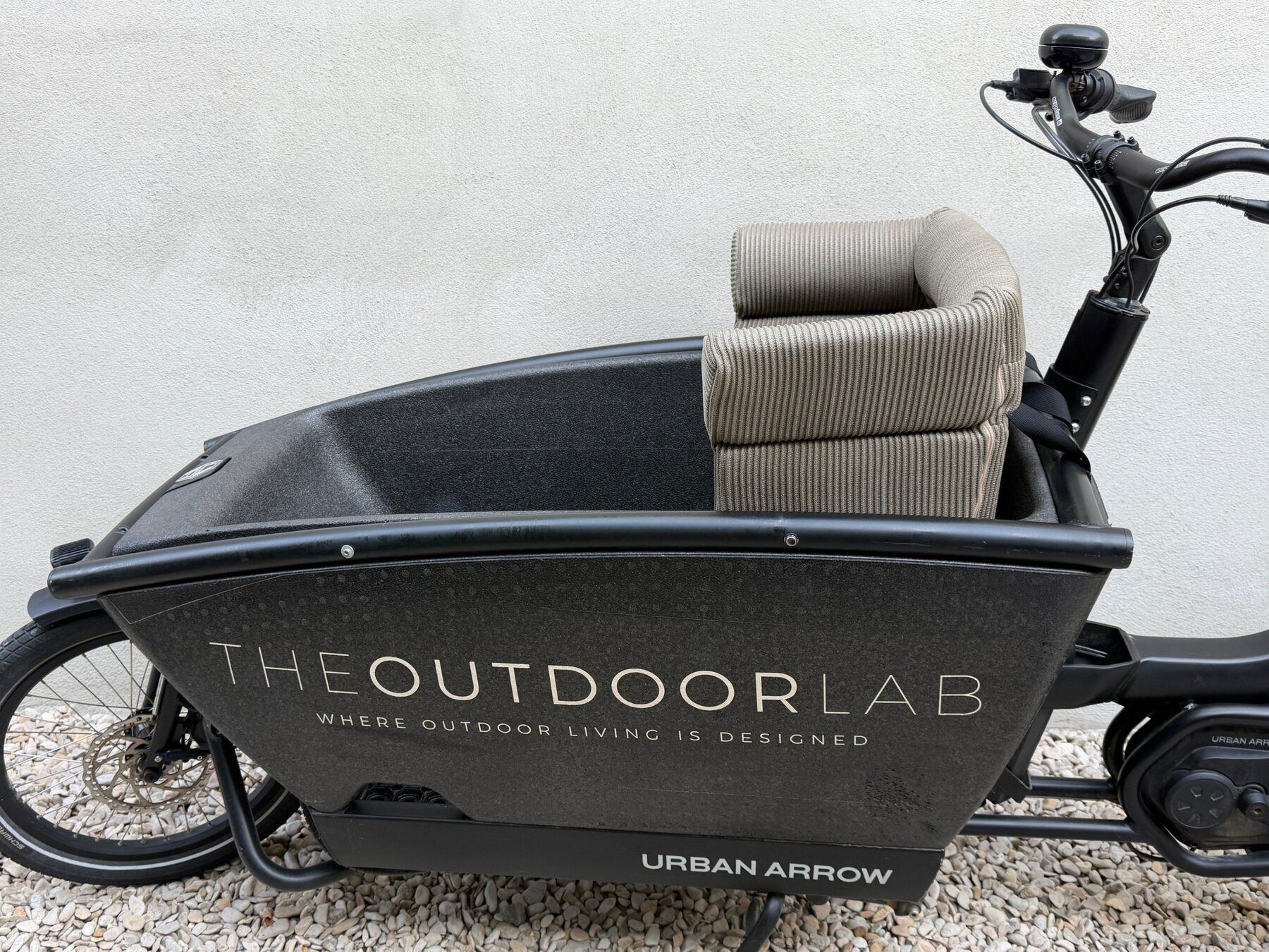 Bakfietskussen in onze Urban Arrow, taupe van opzij