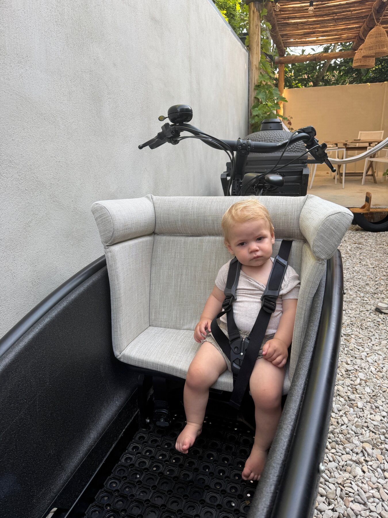 Ons kind zit op het bakfietskussen in onze eigen Urban Arrow