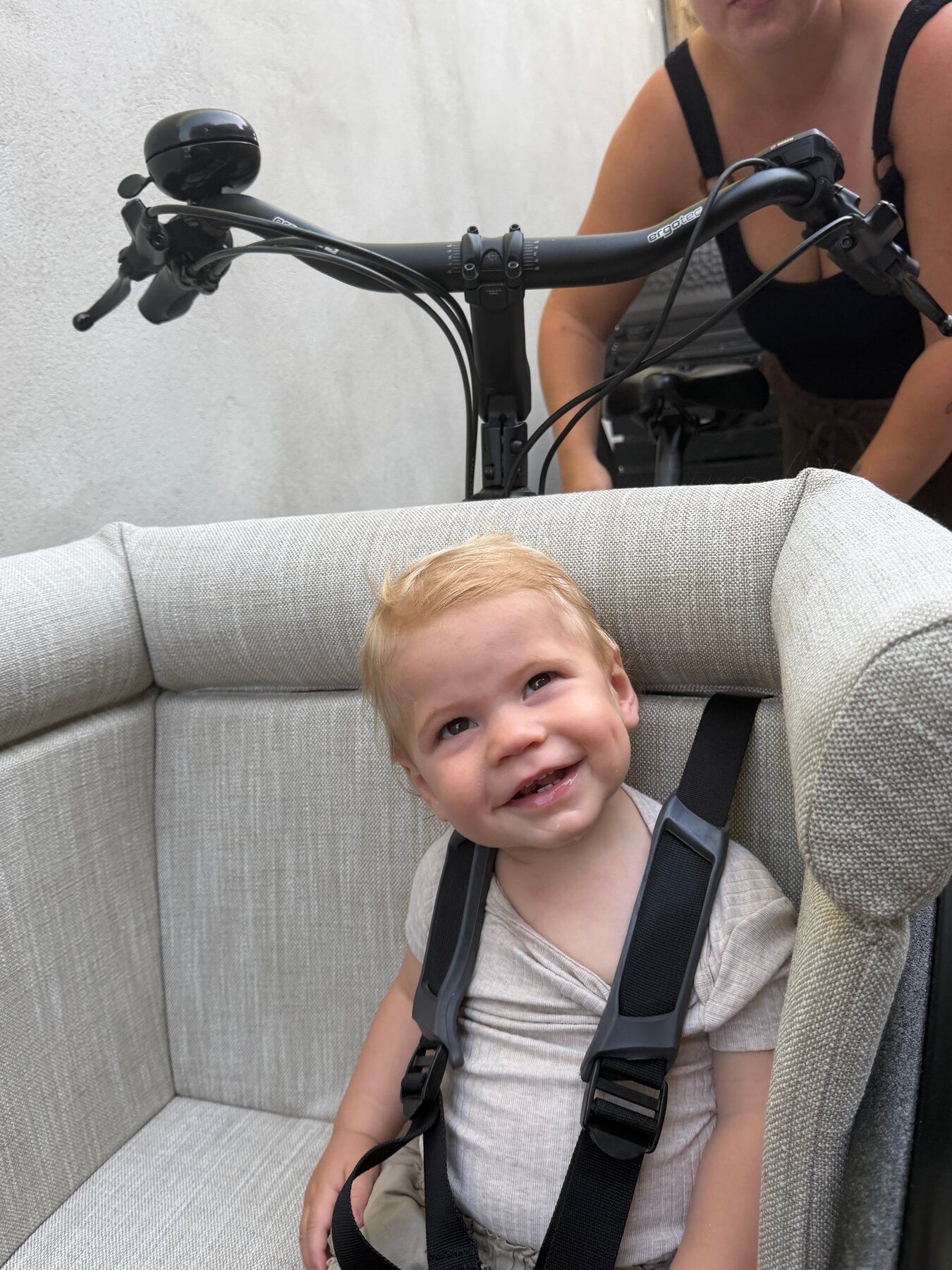 Kind onderweg in de bakfiets, comfortabel op het kussen