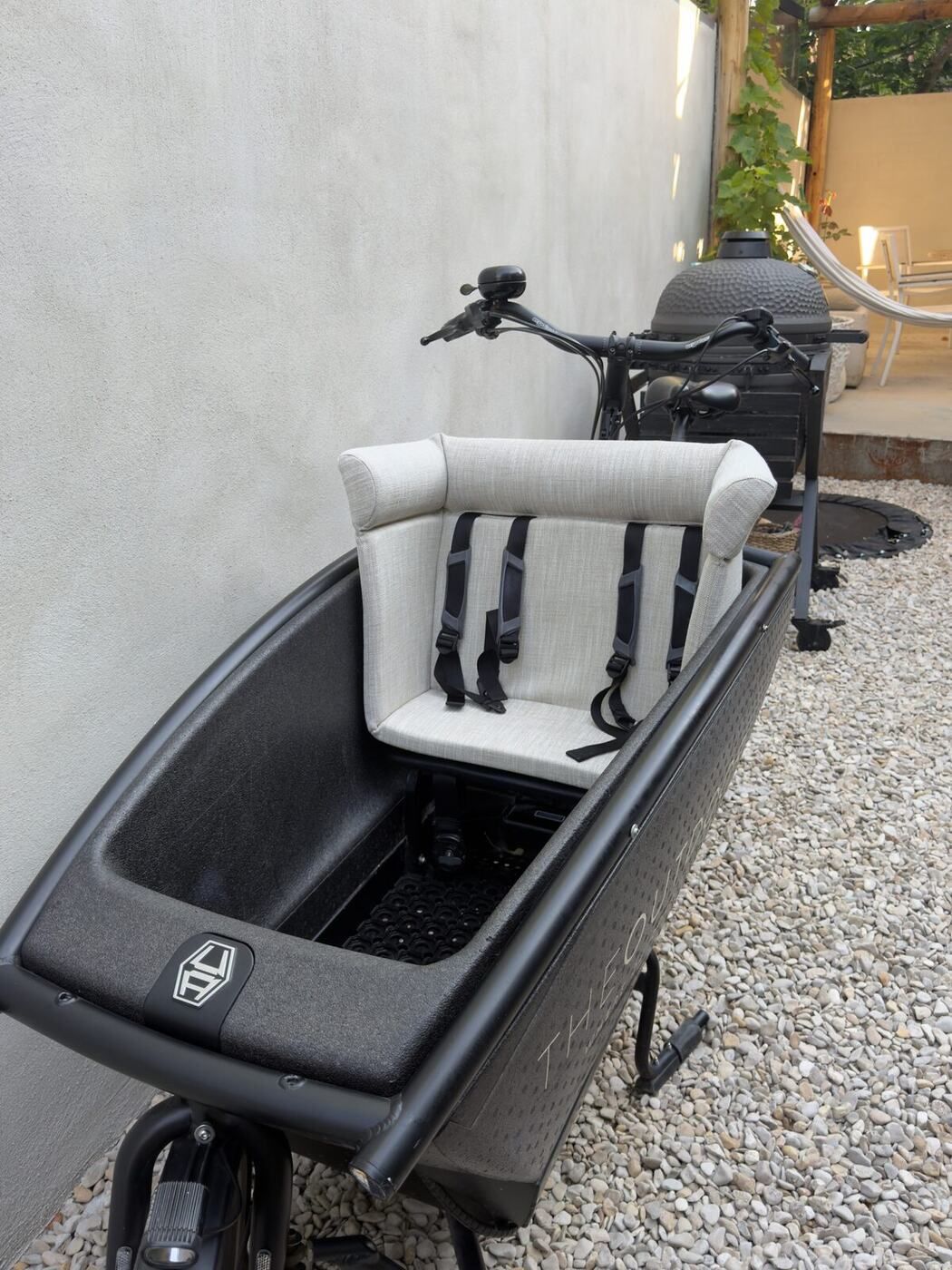Bakfietsliner van dichtbij in de bak van een Urban Arrow