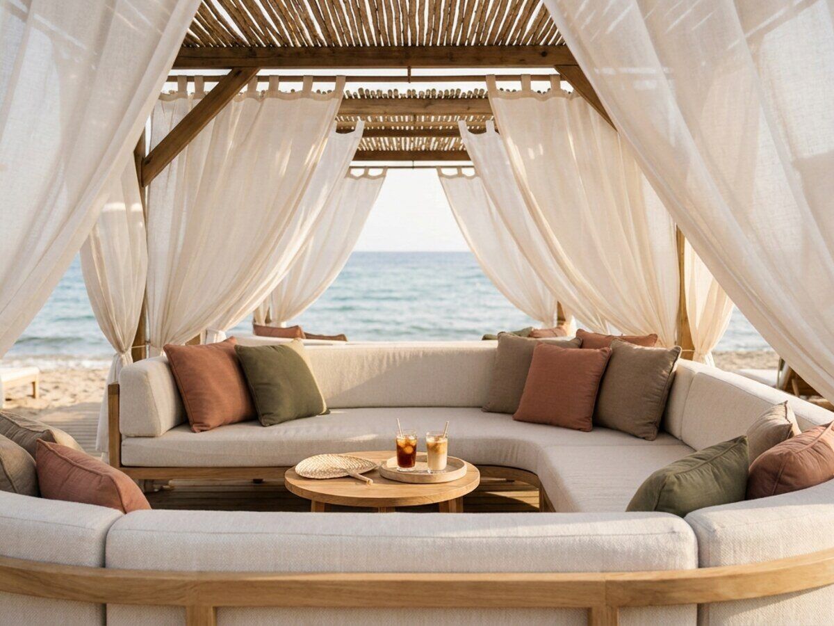 Gebogen daybed in een strandcabana aan zee