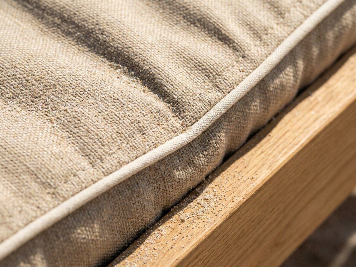 Detail van weerbestendige outdoor-stof in fel zonlicht