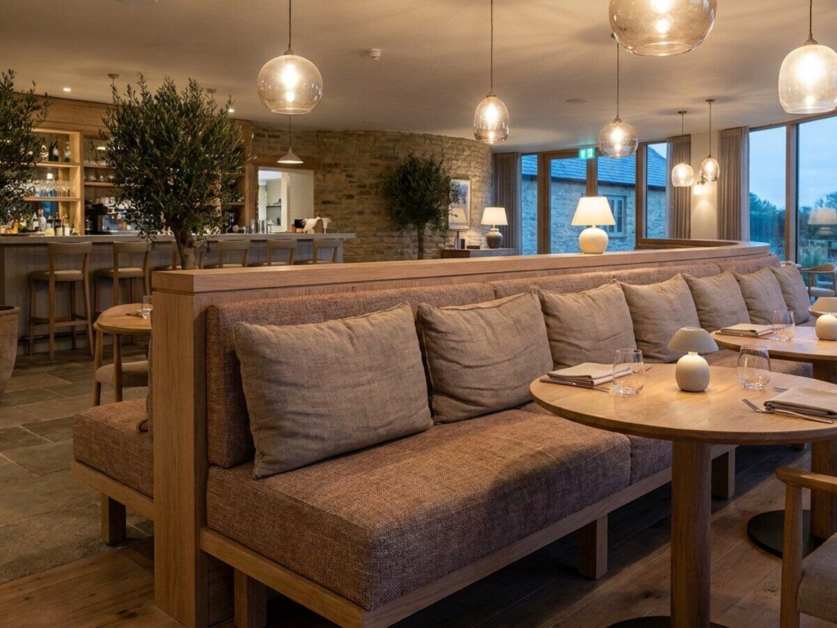 Doorlopende wandbanquette in een hotelrestaurant