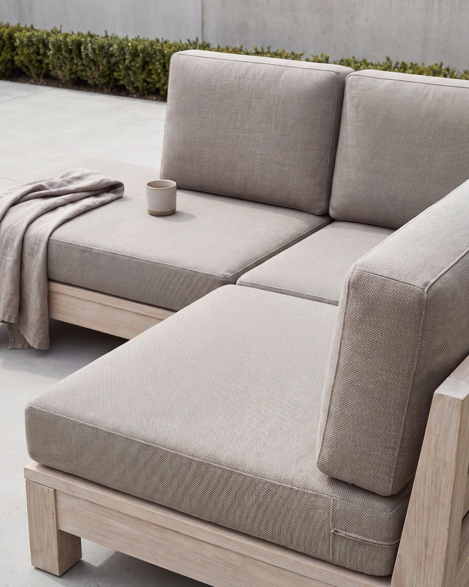 Zit-, rug- en hoekkussens in dezelfde outdoor stof op een modulaire loungeset